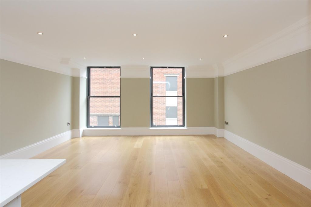 Property photo 3 of 17 5 Ludlow House Ph20.Jpg