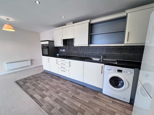 Property photo 3 of 7 18 Bradmore House Kitchen.Jpg