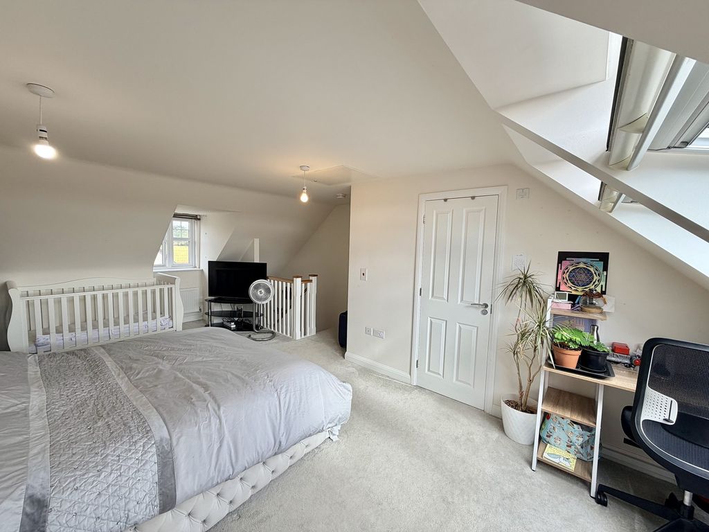 Property photo 2 of 11 Bedroom 1