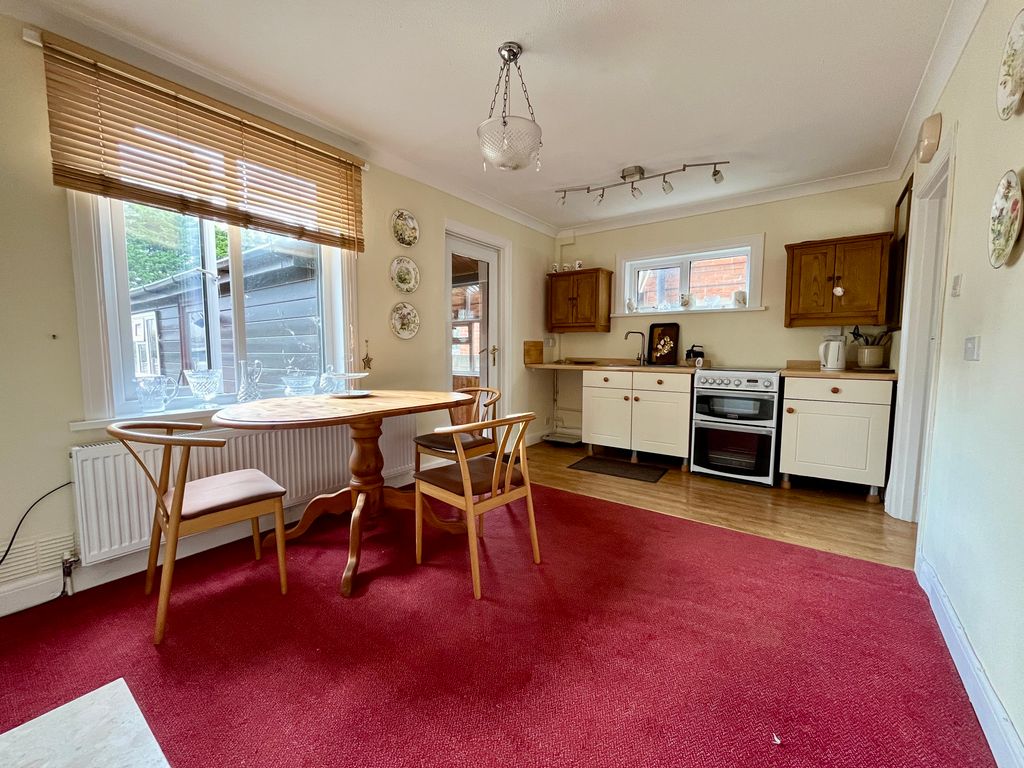 Property photo 2 of 11 Kitchen