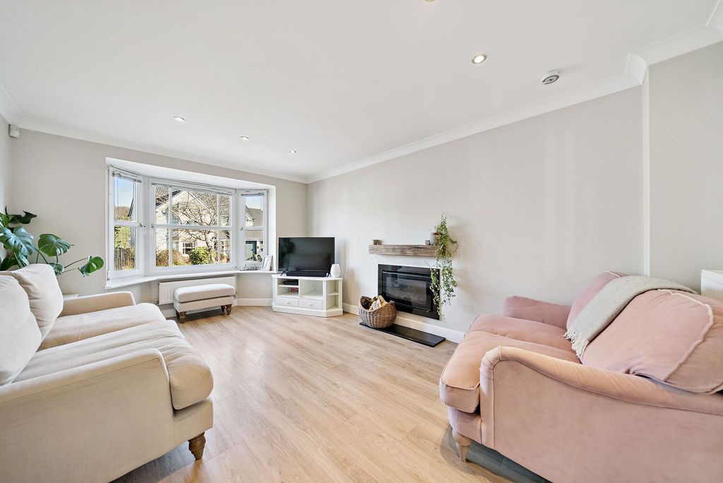 Property photo 2 of 24 Lounge