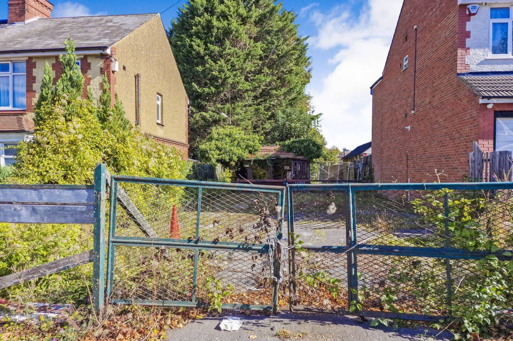 Property photo 2 of 7 28 Oakley Road, Luton, Lu4 9Pu