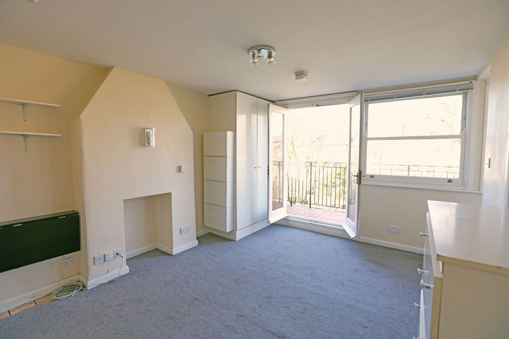 Property photo 2 of 16 Studio