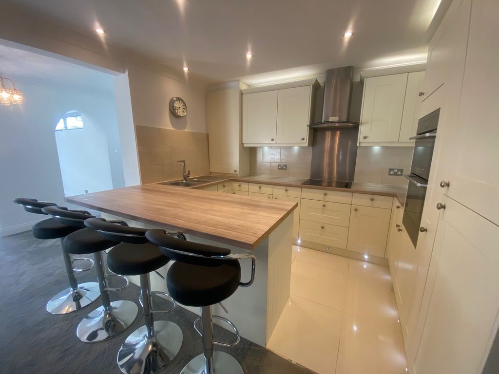Property photo 2 of 9 Kitchen