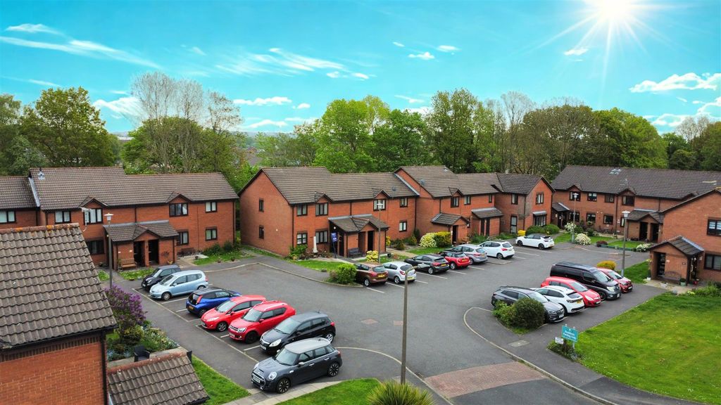 Property photo 2 of 17 Parklands