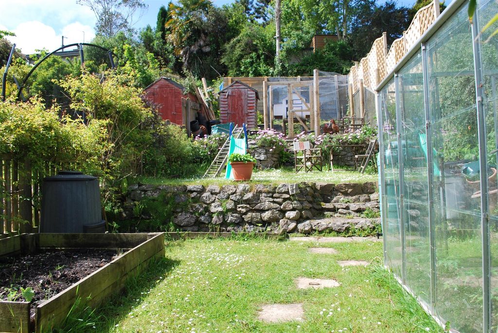 Property photo 2 of 20 Garden & Garage