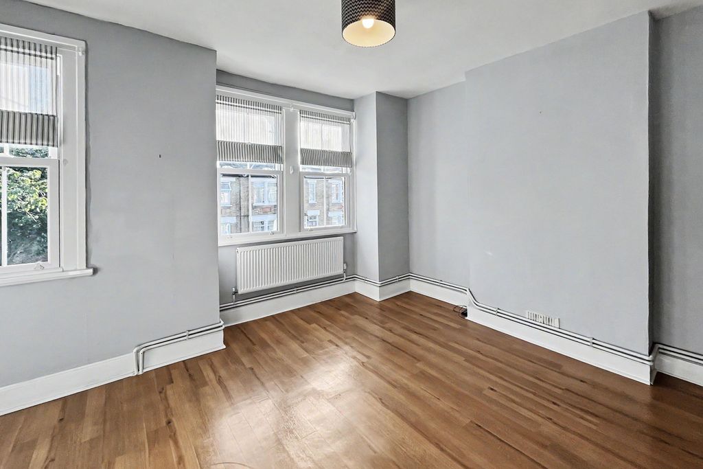 Property photo 2 of 27 74 Dupont Road, Raynes Park, Sw20 8Eq