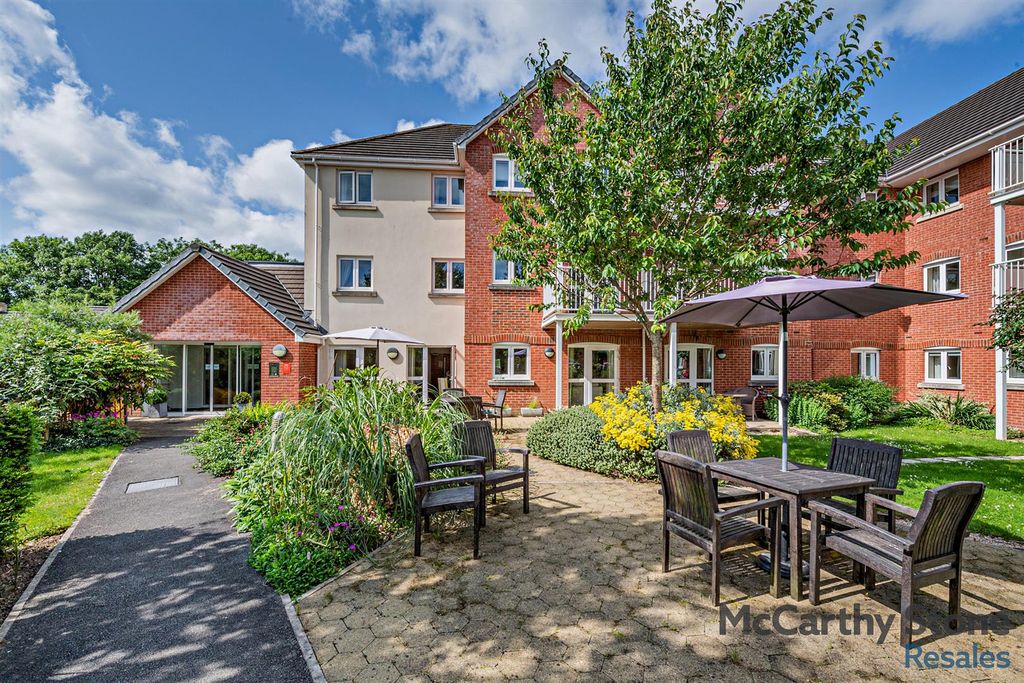 Property photo 1 of 22 Communal Gardens