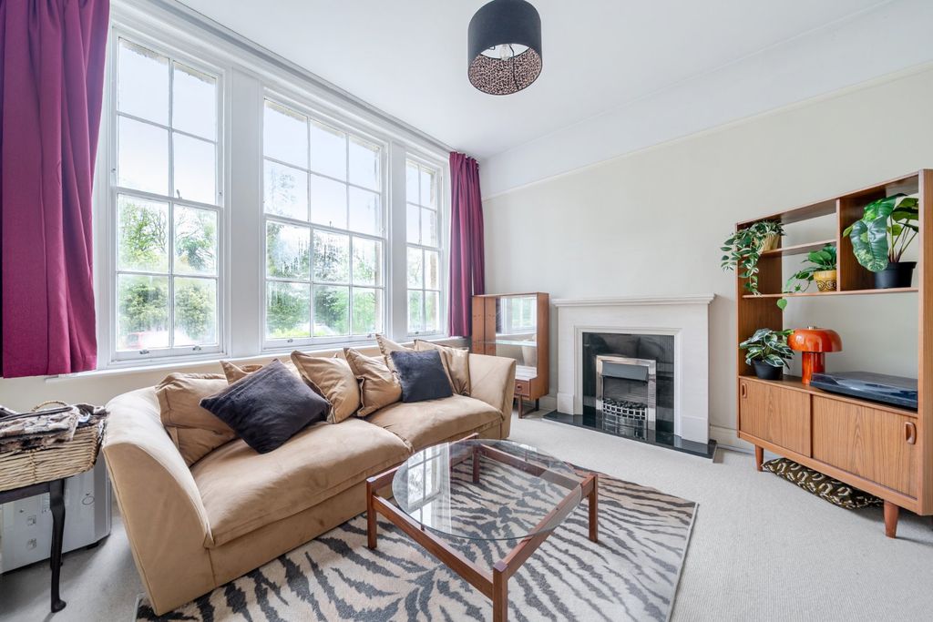 Property photo 3 of 16 Lounge