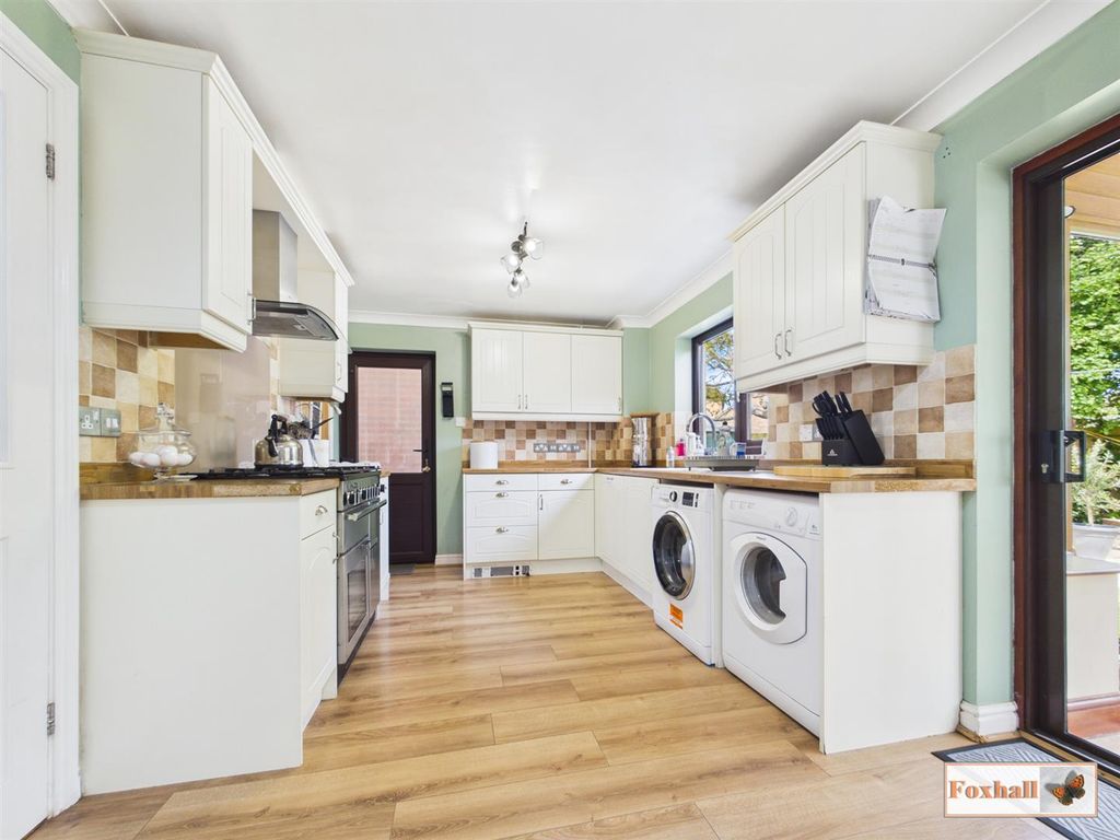 Property photo 3 of 25 Kitchen