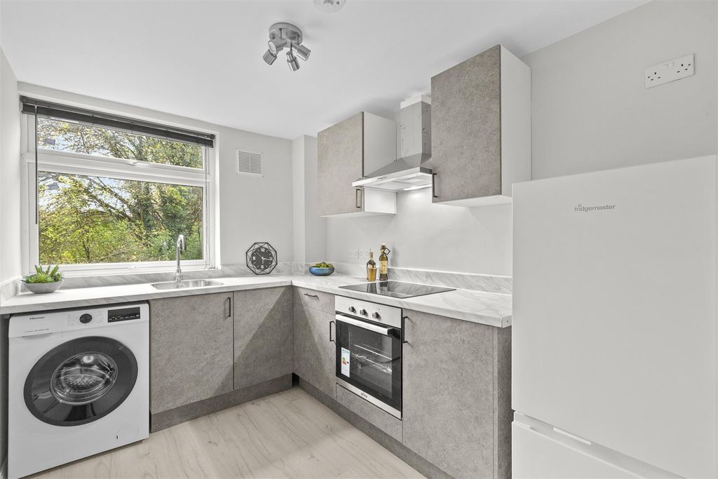 Property photo 2 of 7 Kitchen