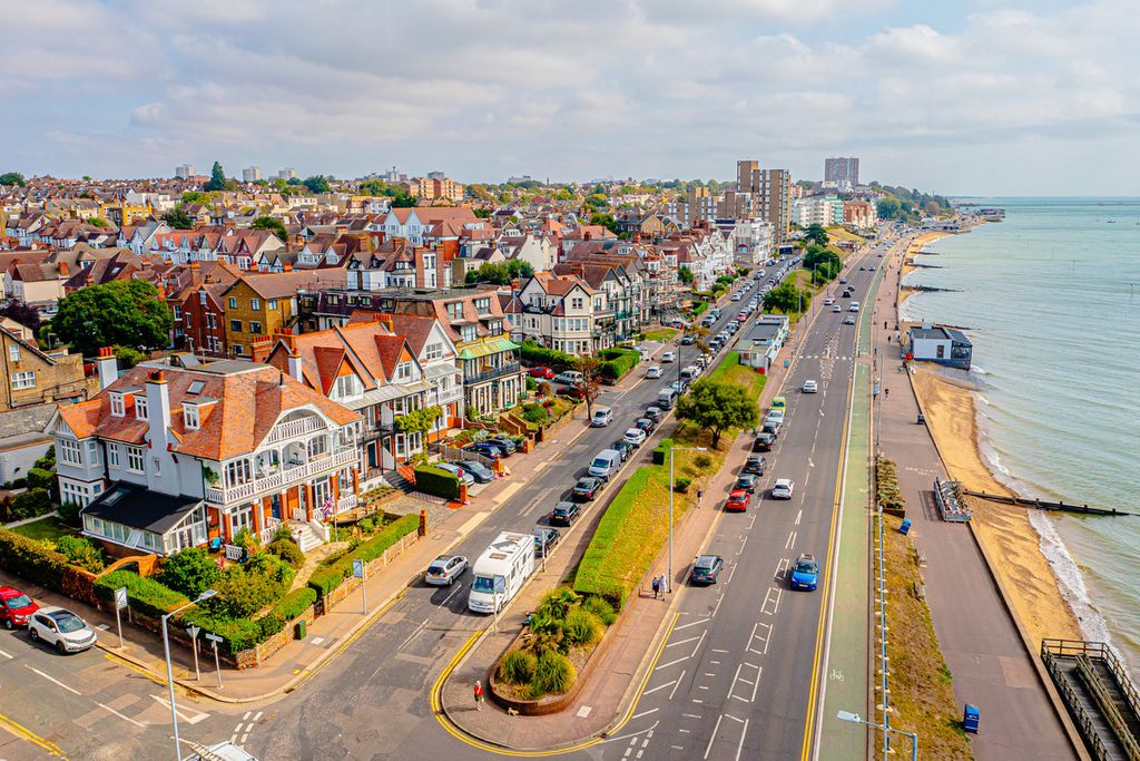 Property photo 2 of 32