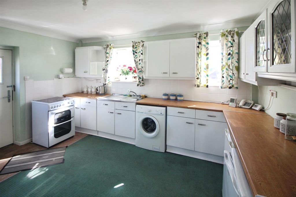 Property photo 2 of 17 Kitchen