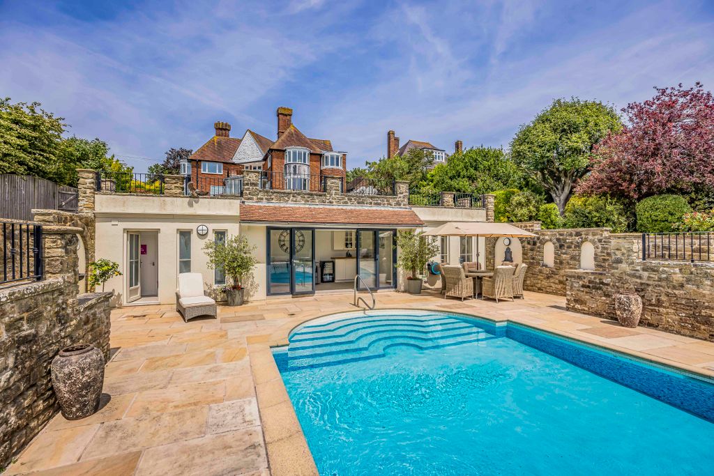 Property photo 2 of 35 Westmead, Portsdown Hill Road, Bedhampton-Porticom