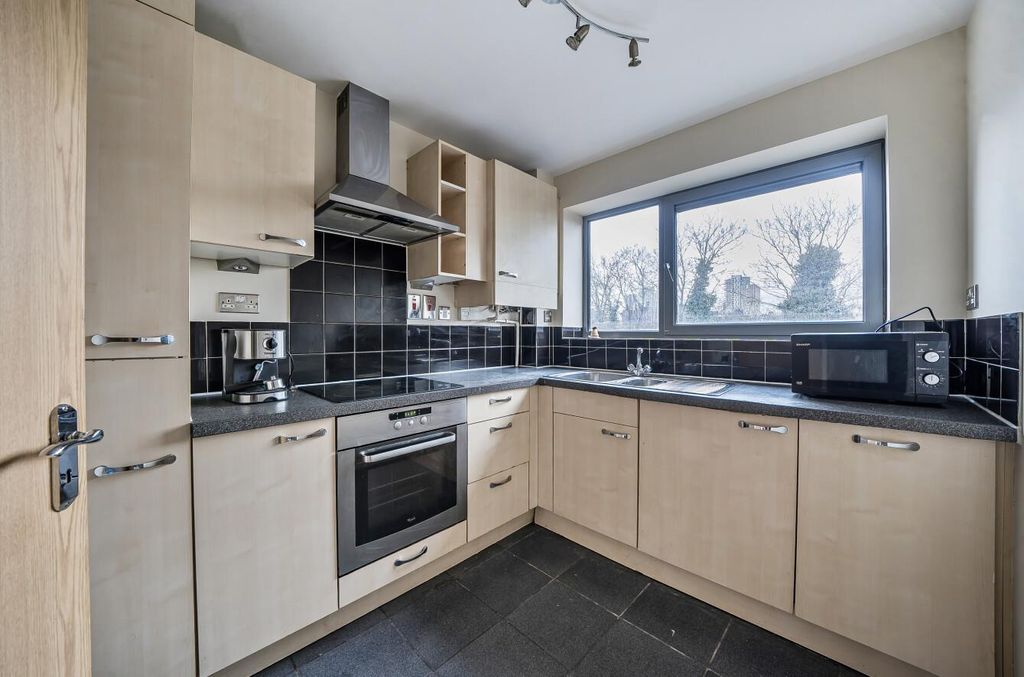 Property photo 1 of 12 1406097-7-698De01681945.Jpg