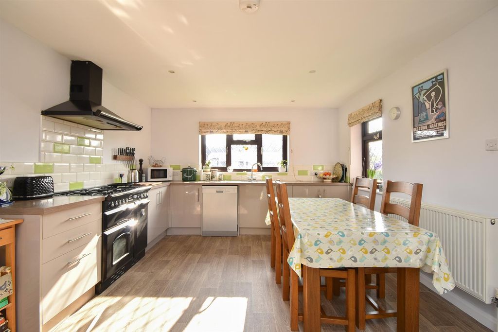 Property photo 2 of 31 Kitchen/Breakfast Room