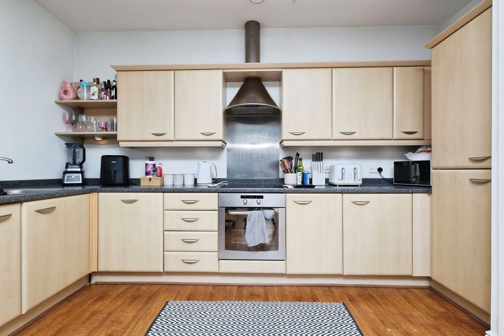 Property photo 3 of 19 Kitchen