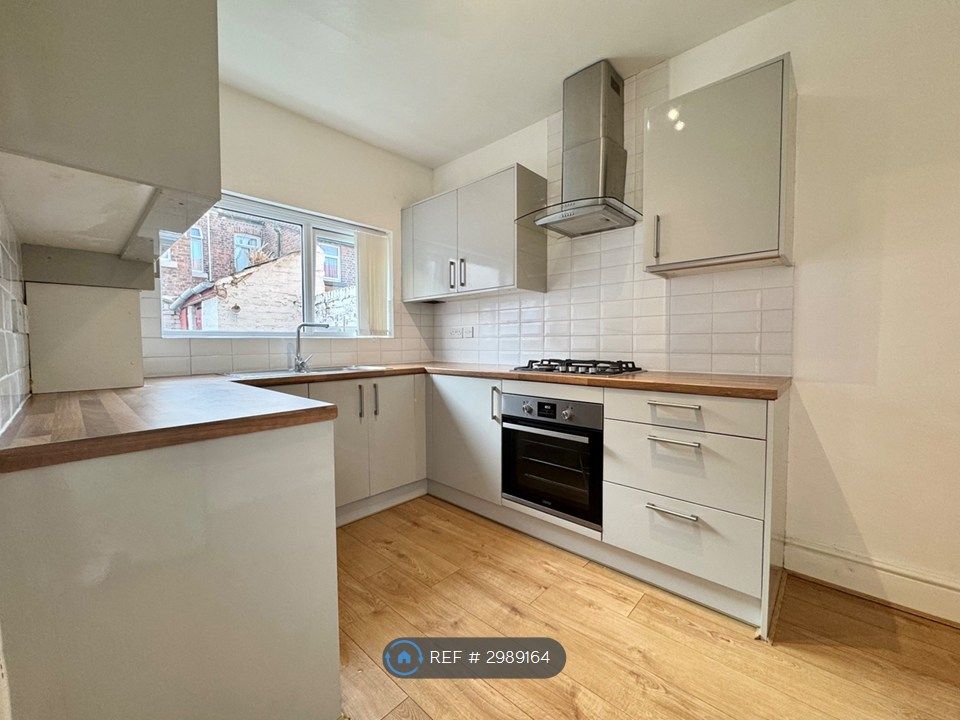 Property photo 3 of 17 Kitchen
