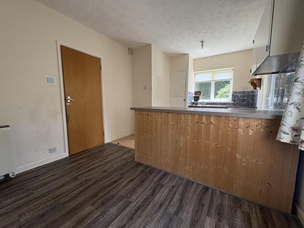 Property photo 3 of 10 Kitchen