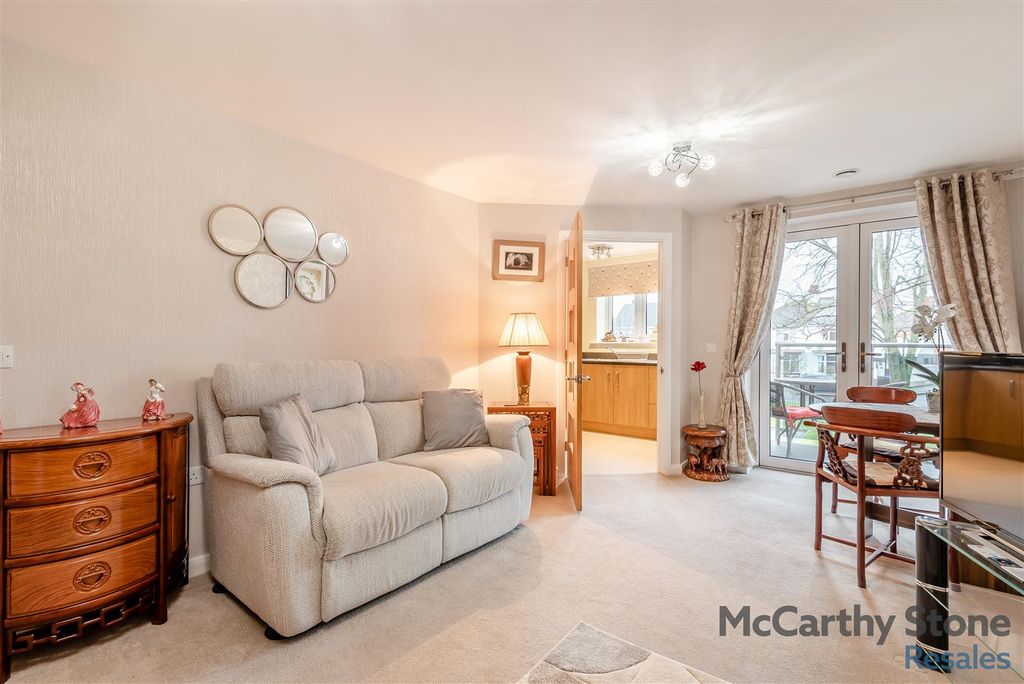 Property photo 3 of 14 8679438-Interior06.Jpg