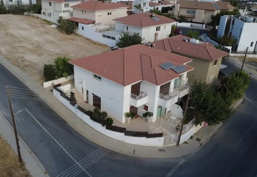 Property photo 1 of 20