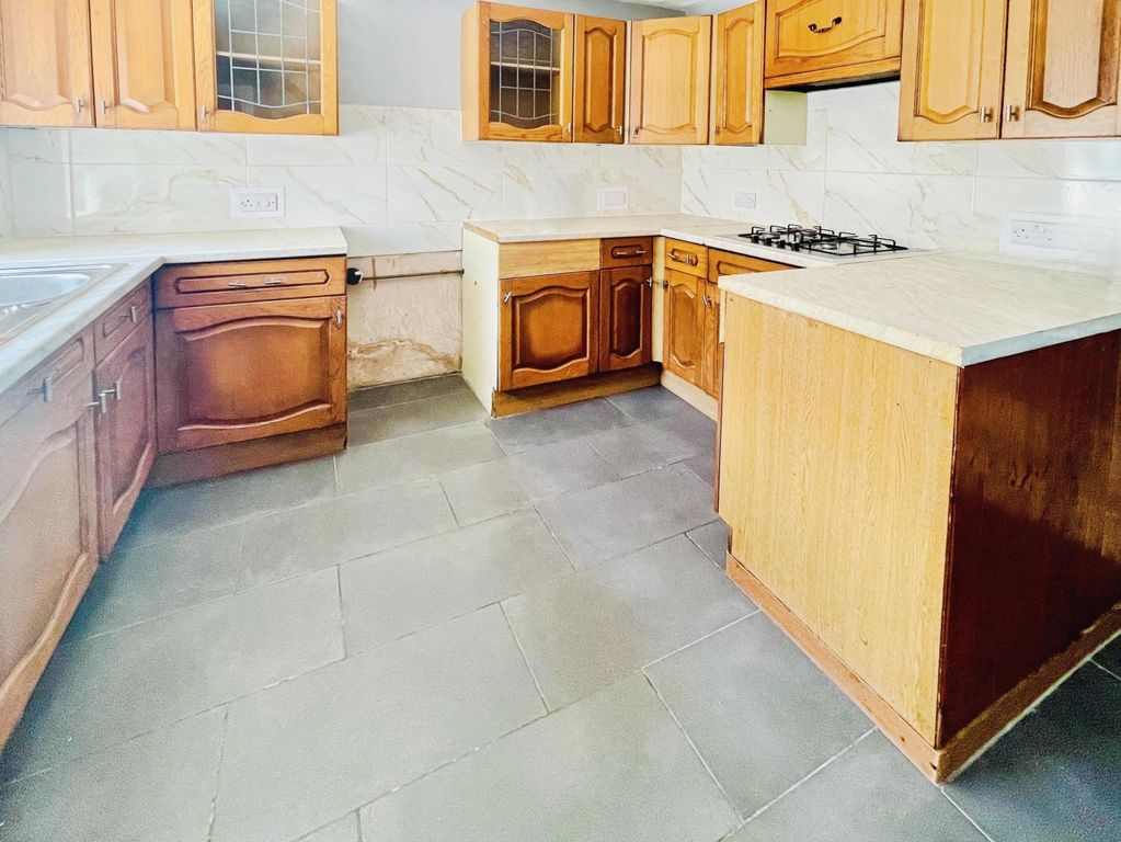 Property photo 3 of 10 Kitchen