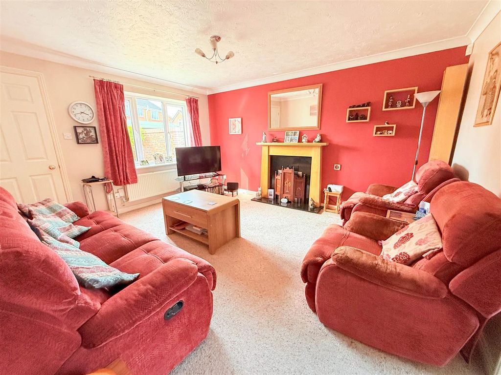 Property photo 2 of 11 Lounge