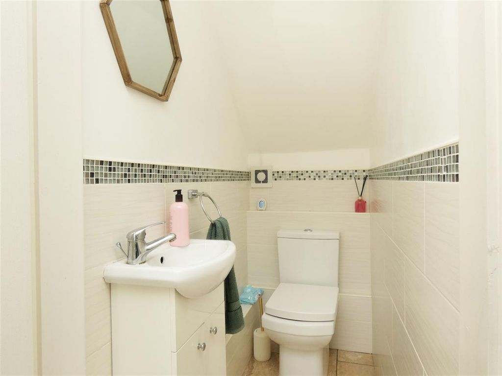 Property photo 3 of 13 Cloakroom