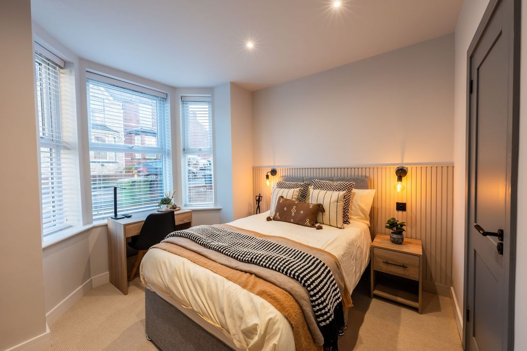 Property photo 1 of 25 Bright, Contemporary Double Bedroom With A Cozy Do...