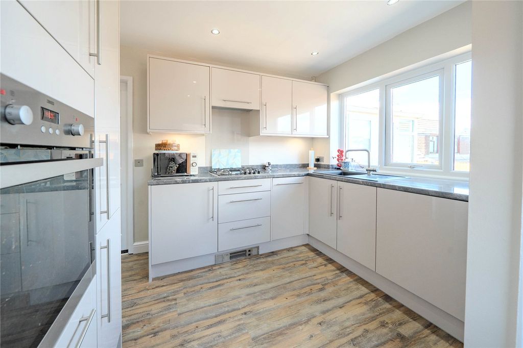 Property photo 3 of 16 Kitchen