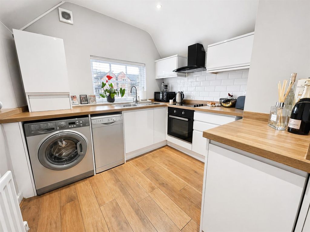 Property photo 2 of 10 Kitchen
