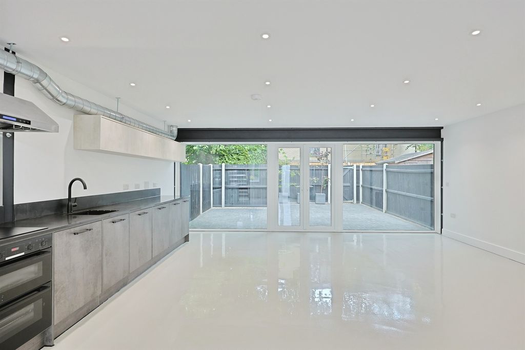 Property photo 2 of 23 Ground Floor