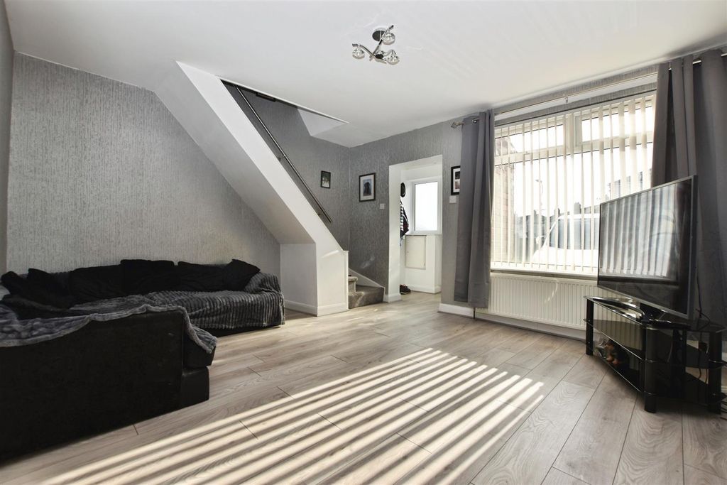 Property photo 2 of 9 Lounge