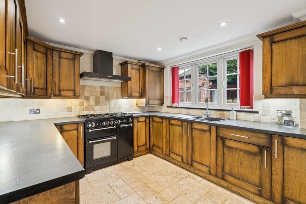 Property photo 2 of 25