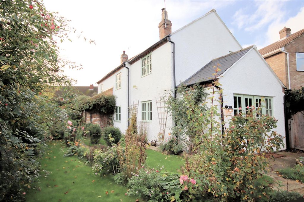 Property photo 2 of 33 Rear Garden