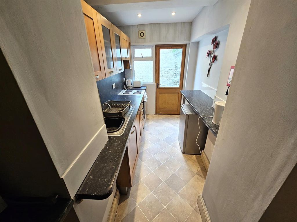 Property photo 3 of 10 Kitchen.Jpg