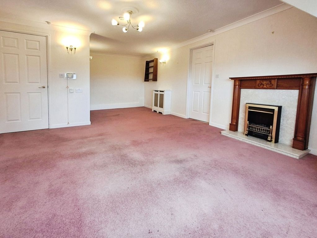 Property photo 3 of 12 Lounge