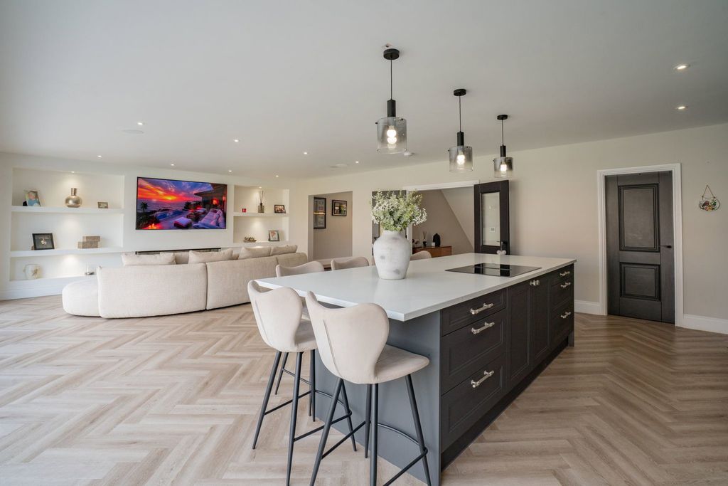 Property photo 2 of 51