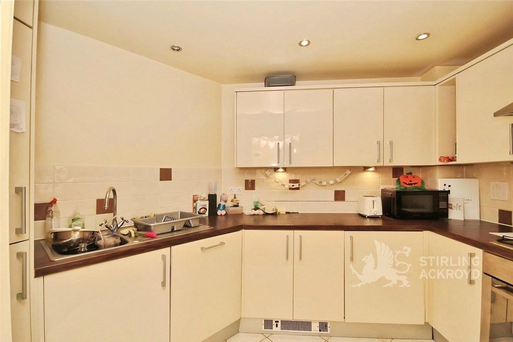 Property photo 2 of 8 Kitchen