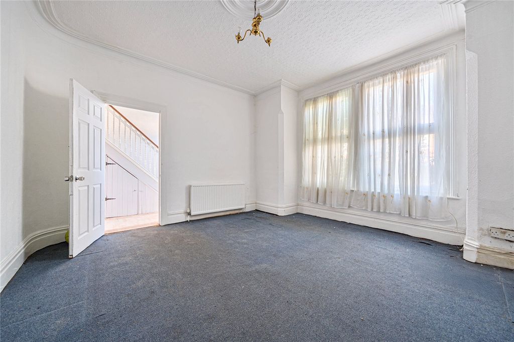 Property photo 2 of 21 Picture No. 11