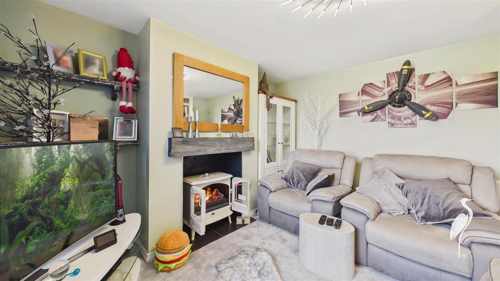 Property photo 3 of 19 Lounge