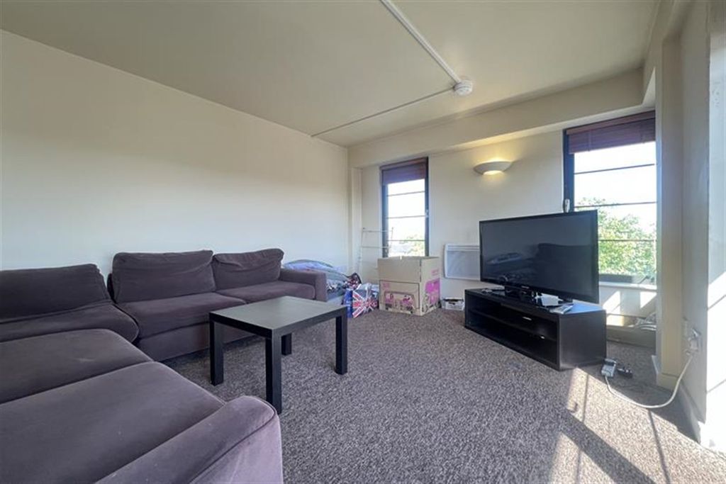 Property photo 1 of 8 Lounge