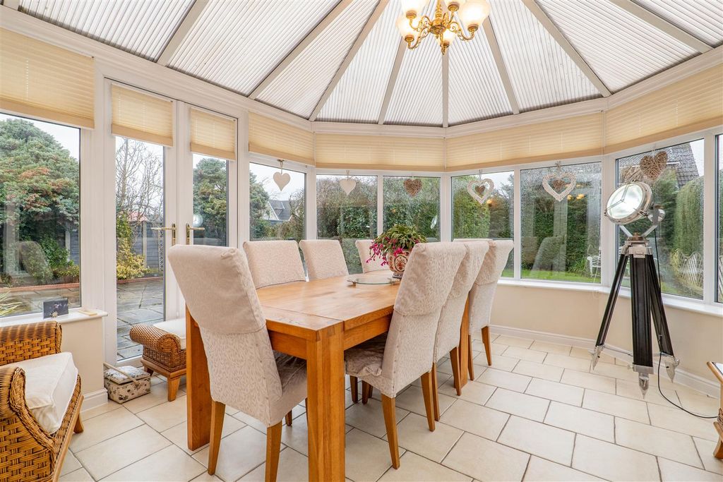 Property photo 3 of 30 Conservatory