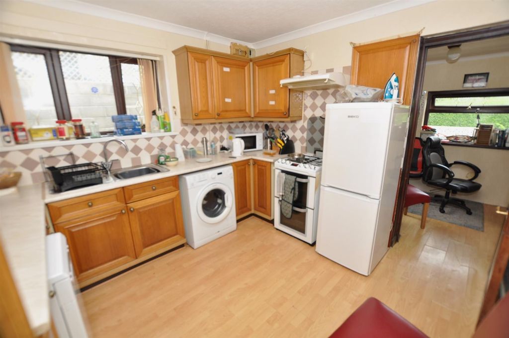 Property photo 2 of 9 Kitchen