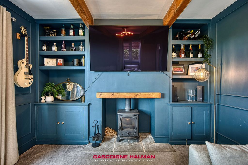Property photo 3 of 37 Livign Room