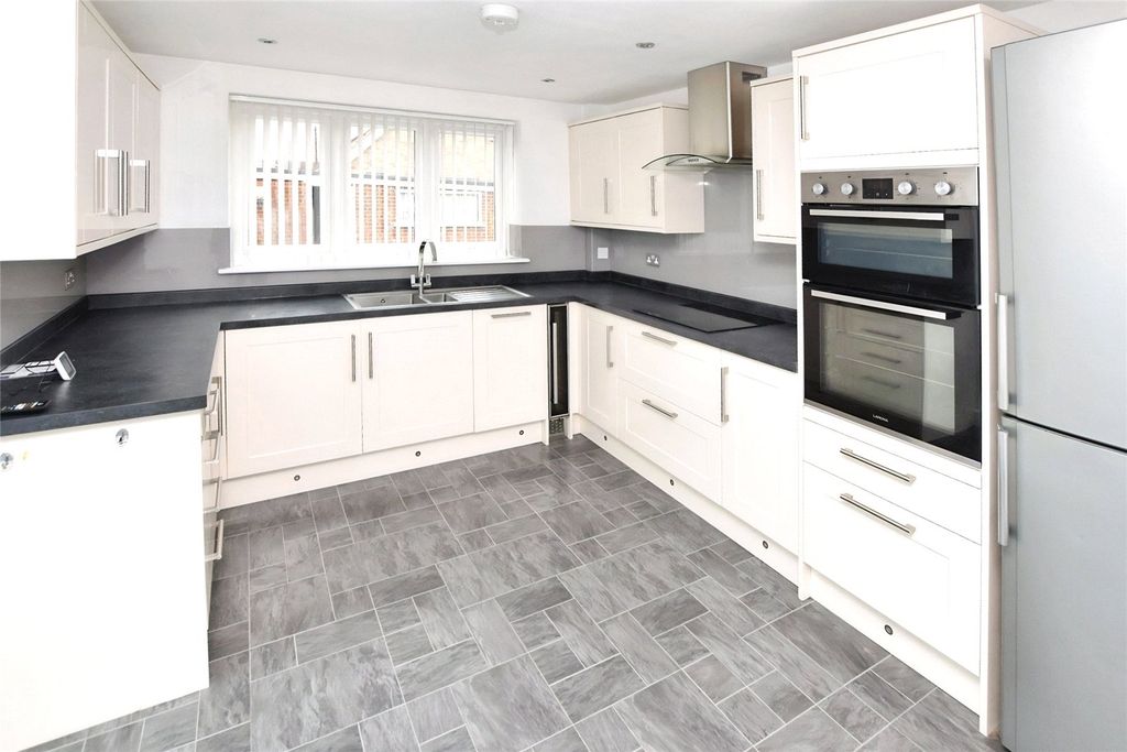 Property photo 3 of 12 Kitchen