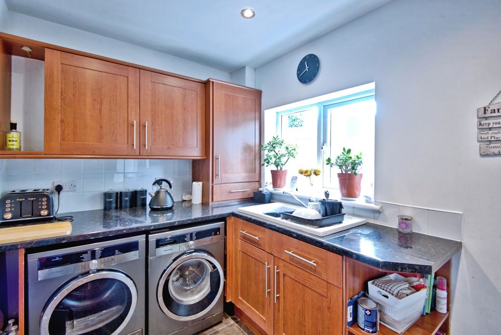 Property photo 3 of 16 Kitchen