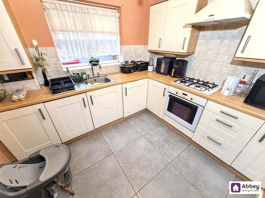 Property photo 3 of 8 Kitchen