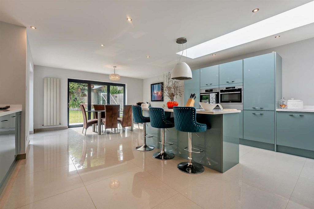 Property photo 3 of 23 8615833-Interior08-800.Jpg
