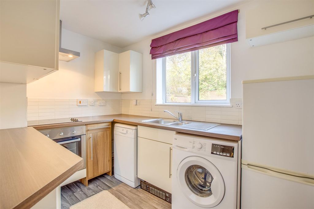 Property photo 3 of 12 4 Winchester Court, London Rd, Hp11 1Hb-6.Jpg